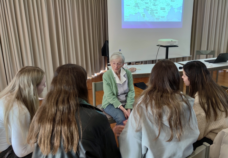 Zeitzeugin mit Schülerinnen