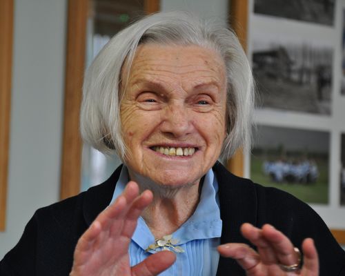 Alina Dabrowska (*1923), Polen, Überlebende von Auschwitz, Ravensbrück und Buchenwald: „Man braucht nicht meine Tränen, man braucht Erzählungen und Begegnungen.“